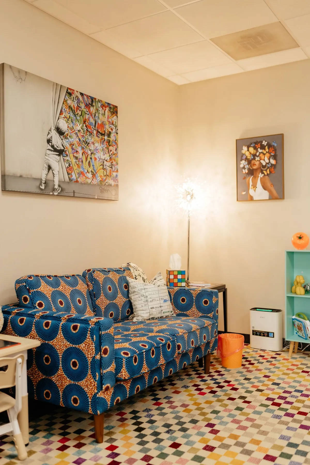 A colorful, comfortable Sunrise Promise Therapy session room